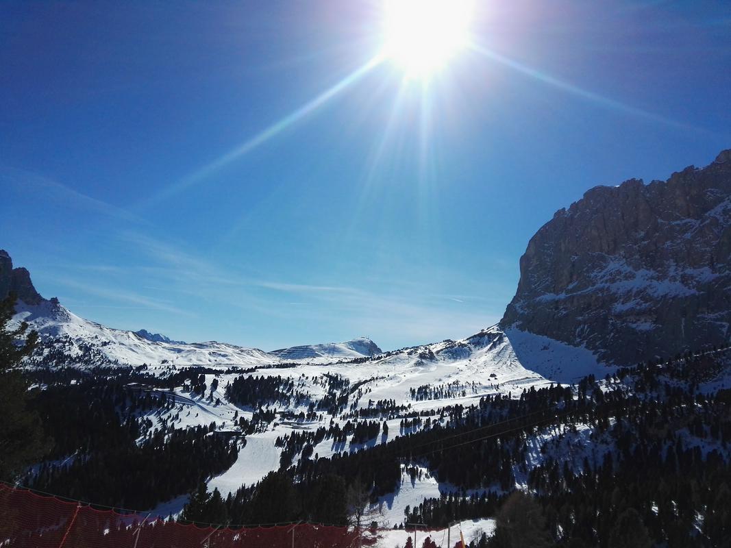 Plan de Gralba, slikovita planota pod goro Sassuluongo v osrčju Dolomitov. Proge so tu mamljive zlasti za družinsko smučanje, saj je po zaslugi številnih parkov poskrbljeno tudi za otroke. Foto: MMC RTV SLO/T. O. Plan de Gralba, slikovita planota pod goro Sassuluongo v osrčju Dolomitov. Proge so tu mamljive zlasti za družinsko smučanje, saj je po zaslugi številnih parkov poskrbljeno tudi za otroke. Foto: MMC RTV SLO/T. O.