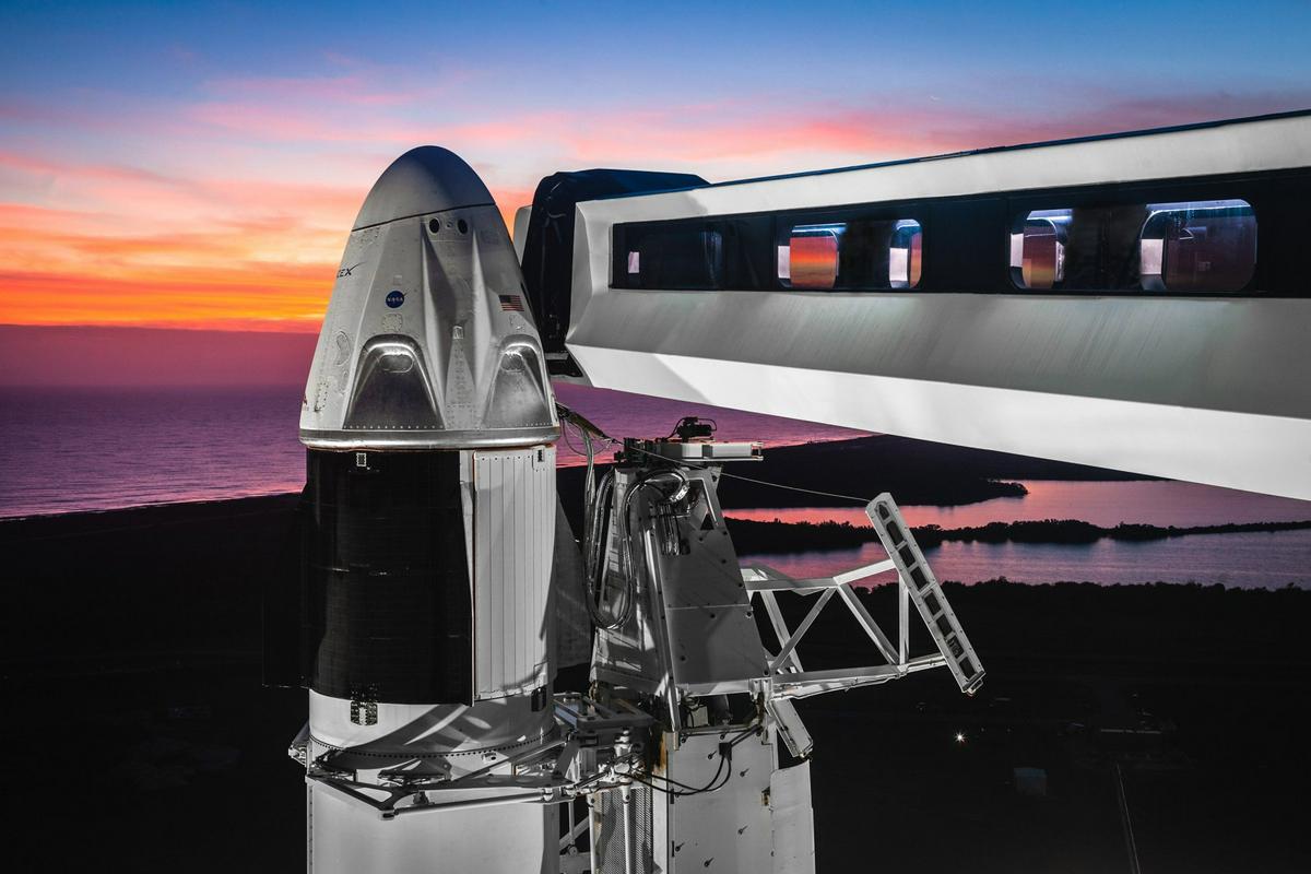 Crew Dragon na vrhu rakete Falcon 9 čaka na izstrelitev. Fotografija je nastala dva dneva pred dogodkom. Na desni platforma za dostop. Foto: SpaceX Crew Dragon na vrhu rakete Falcon 9 čaka na izstrelitev. Fotografija je nastala dva dneva pred dogodkom. Na desni platforma za dostop. Foto: SpaceX