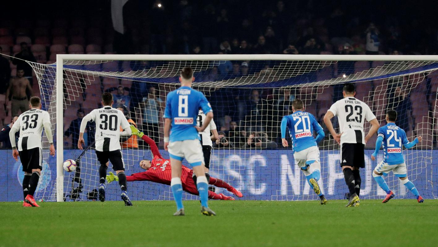 Lorenzo Insigne je šest minut pred koncem zadel vratnico. Foto: Reuters Lorenzo Insigne je šest minut pred koncem zadel vratnico. Foto: Reuters