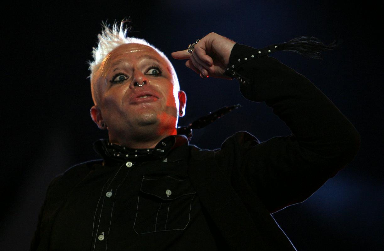 Keith Flint (1969–2019) je poleg svojega glasu postal znan tudi zaradi posebnih pričesk, močnega črtala za oči in karizmatičnih nastopov. Foto: Reuters Keith Flint (1969–2019) je poleg svojega glasu postal znan tudi zaradi posebnih pričesk, močnega črtala za oči in karizmatičnih nastopov. Foto: Reuters