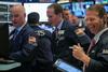 Newyorški delniški indeks Dow Jones je bil včeraj sredi trgovanja za 279 točk (to je več kot odstotek) v plusu, a je nato malce izgubljal. Dan je končal s polodstotnim pribitkom, pri 25.657 točkah. Donosnost desetletne ameriške obveznice je 2,41-odstotna, donosnost kratkoročne trimesečne obveznice pa 2,46-odstotna. Za 159-litrski sod lahke nafte je treba plačati okrog 60 dolarjev. Foto: