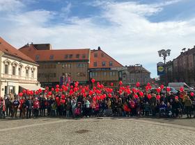 Rdeči baloni preplavili Slovenijo