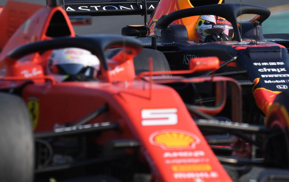 Red Bullov Max Verstappen si je mesto na odru za zmagovalce zagotovil v 31. krogu dirke, ko je po zunanji strani zavoja Whiteford prehitel Sebastiana Vettla. To so bile njegove šeste zaporedne stopničke v formuli ena. Foto: EPA Red Bullov Max Verstappen si je mesto na odru za zmagovalce zagotovil v 31. krogu dirke, ko je po zunanji strani zavoja Whiteford prehitel Sebastiana Vettla. To so bile njegove šeste zaporedne stopničke v formuli ena. Foto: EPA
