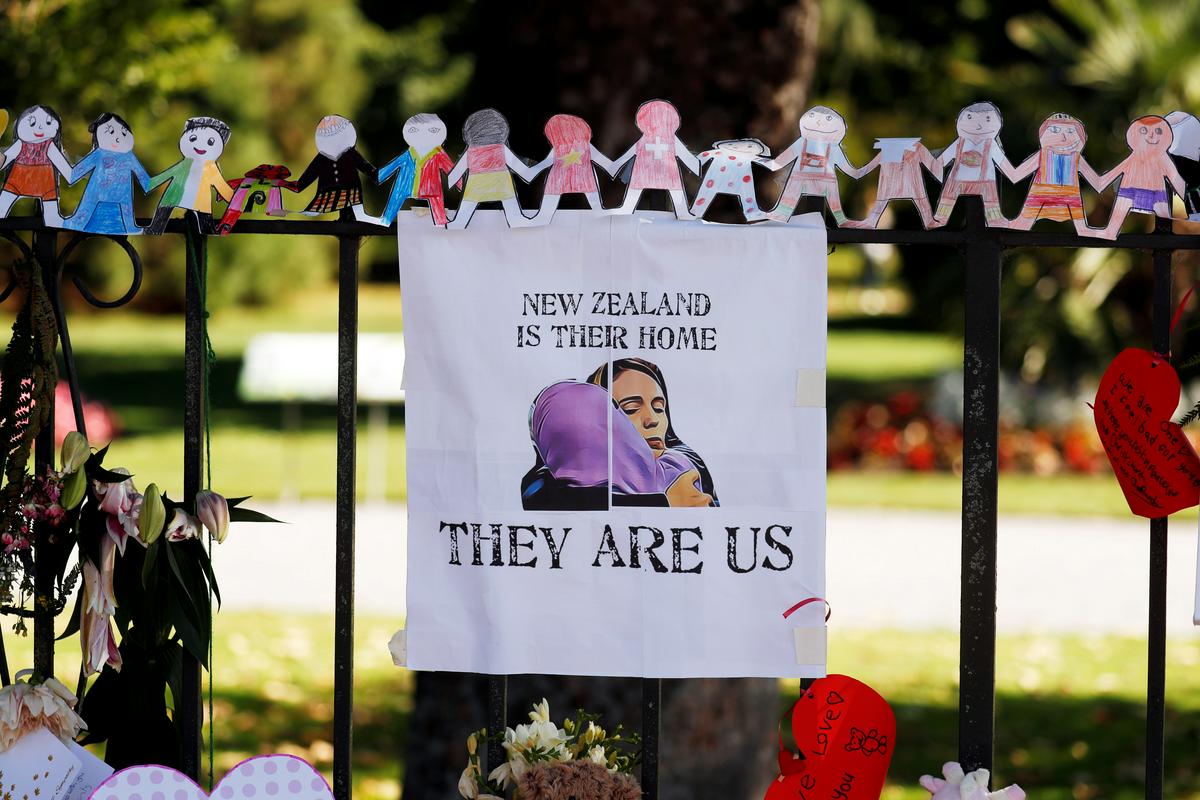 Zaradi počasne obdukcije in forenzičnih preiskav niso pokopali še nobene žrtve strelskega napada. Foto: Reuters Zaradi počasne obdukcije in forenzičnih preiskav niso pokopali še nobene žrtve strelskega napada. Foto: Reuters