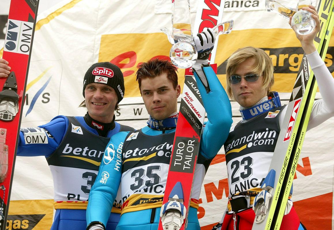 Spomin na prvo planiško tekmo leta 2005, kjer je bila razlika na vrhu res majhna. Andreas Widhölzl je za zmagovalcem Mattijem Hautamäkijem zaostal za desetinko, Björn Einar Romören pa za 1,2 točke. Foto: EPA Spomin na prvo planiško tekmo leta 2005, kjer je bila razlika na vrhu res majhna. Andreas Widhölzl je za zmagovalcem Mattijem Hautamäkijem zaostal za desetinko, Björn Einar Romören pa za 1,2 točke. Foto: EPA