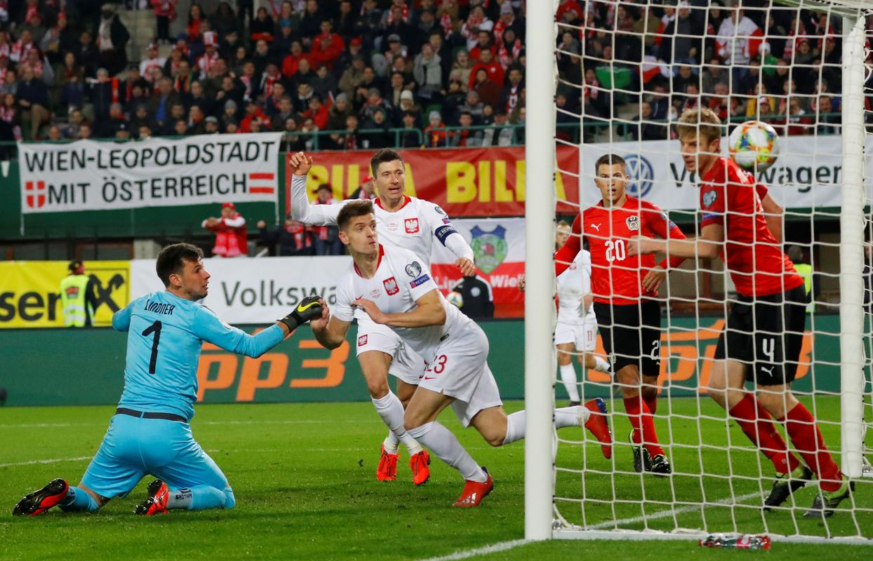 Izjemni napadalec Milana Krzysztof Piatek je zagotovil Poljski tri točke na stadionu Ernsta Happla na Dunaju. Foto: Reuters Izjemni napadalec Milana Krzysztof Piatek je zagotovil Poljski tri točke na stadionu Ernsta Happla na Dunaju. Foto: Reuters