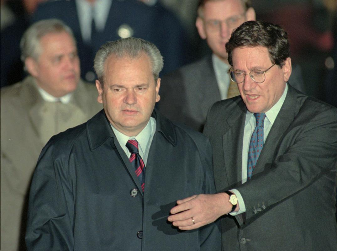 Nekaj ur zatem, ko je posebni odposlanec ZDA Richard Holbrooke sporočil, da so propadla njegova večdnevna pogajanja z Miloševićem, je Nato sprožil operacijo Zavezniška sila. Foto: AP Nekaj ur zatem, ko je posebni odposlanec ZDA Richard Holbrooke sporočil, da so propadla njegova večdnevna pogajanja z Miloševićem, je Nato sprožil operacijo Zavezniška sila. Foto: AP