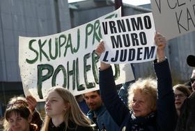 Protestniki pred državnim zborom pozivali k zaščiti Mure pred gradnjo hidroelektrarn