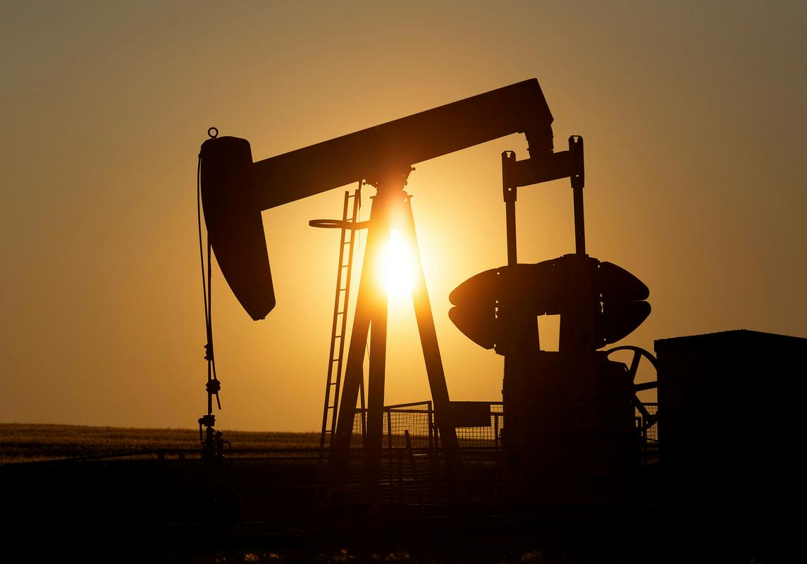 Nafta brent je marca s 50 strmoglavila na 22 dolarjev, danes pa je sledil močen odboj in rast precej nad 30 dolarjev za 159-litrski sod. Foto: Reuters Nafta brent je marca s 50 strmoglavila na 22 dolarjev, danes pa je sledil močen odboj in rast precej nad 30 dolarjev za 159-litrski sod. Foto: Reuters