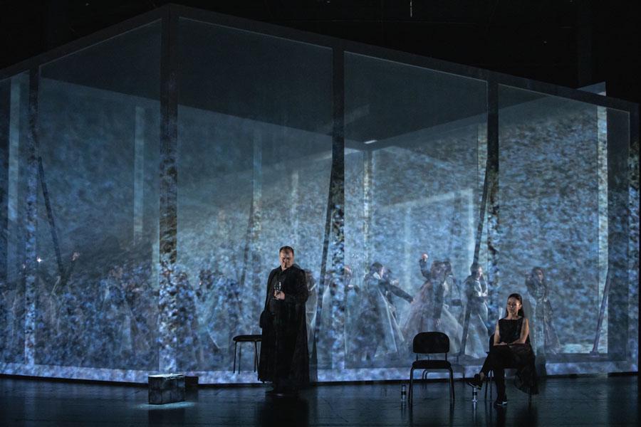 Videoinstalacijo, ki je pomemben del scene, je ustvarila svetovno priznana umetnica Nataša Prosenc Stearns. Foto: SNG Drama Ljubljana/Darja Štravs Tisu Videoinstalacijo, ki je pomemben del scene, je ustvarila svetovno priznana umetnica Nataša Prosenc Stearns. Foto: SNG Drama Ljubljana/Darja Štravs Tisu