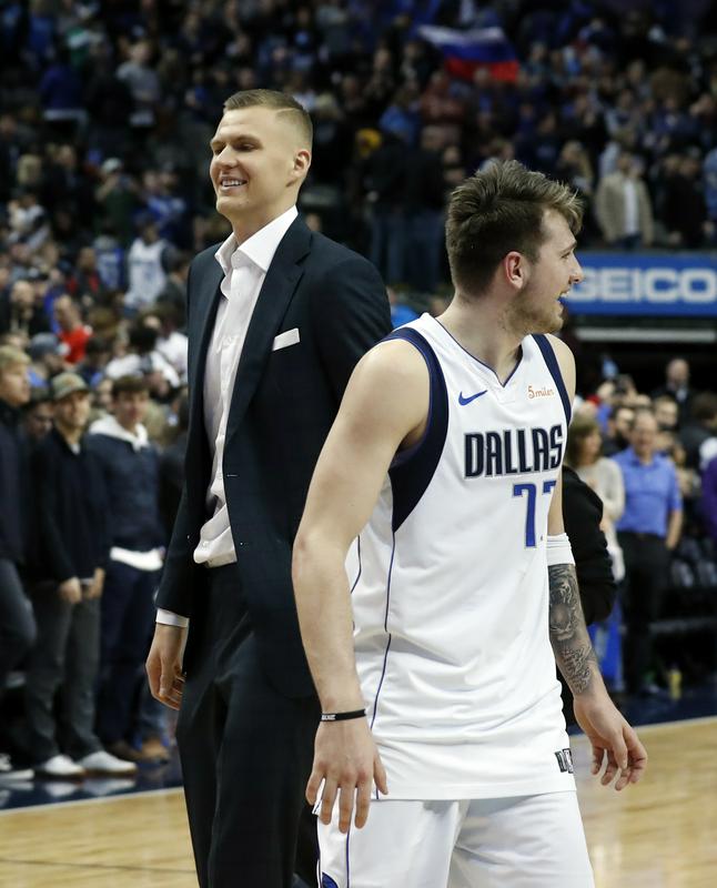 Porzingis in Dončić naj bi predstavljala temelj Dallasa. Kljub preiskavi o posilstvu mu bodo Mavericksi ponudili maksimalno pogodbo. Foto: AP Porzingis in Dončić naj bi predstavljala temelj Dallasa. Kljub preiskavi o posilstvu mu bodo Mavericksi ponudili maksimalno pogodbo. Foto: AP