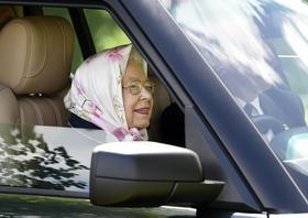 Kraljica Elizabeta pri 92 letih (delno) opušča vožnjo