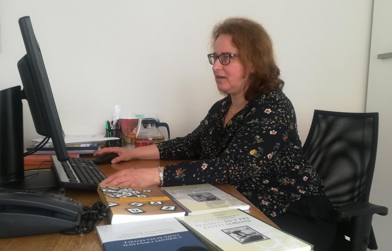 dr. Nataša Gliha Komac Od leta 2000 je 21. februar mednarodni dan maternih jezikov. Za spominski dan ga je leto pred tem razglasil Unesco, da bi spodbudil spoštovanje lastnega in tudi drugih maternih jezikov po svetu. Kot je povedala Nataša Gliha Komac z Inštituta za slovenski jezik Frana Ramovša ZRC SAZU, jezik živi z nami in zaradi nas, na kar pozabljamo. Foto: Radio Slovenija/Mateja Železnikar