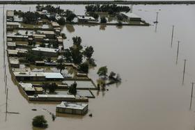 Iran nadaljuje evakuacijo mest in vasi zaradi poplav. Mrtvih že 70 ljudi.