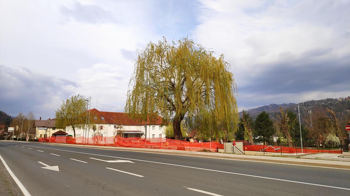 V Bistrici od Dravi urejajo vaški trg, po lanskem zaprtju trgovine in pošte pa so letos ostali še brez bankomata. Foto: Radio Maribor/Lidija Cokan