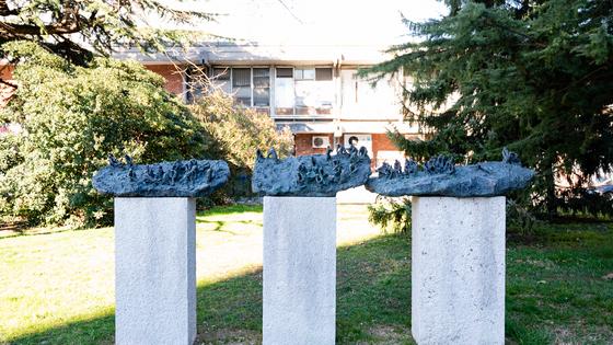 Spomenik brigadirjem, ki sicer niso gradili samega mesta, temveč so pripravljali teren – meandrirali so kanal potoka Koren, da ni več poplavljal, gradili so cesto do Šempetra in teren za osrednjo magistralo. Foto: MMC RTV SLO/ Miloš Ojdanić