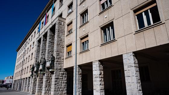 Slovenski parlament je delo istega arhitekta kot stavba novogoriške občine. Foto: MMC RTV SLO/ Miloš Ojdanić