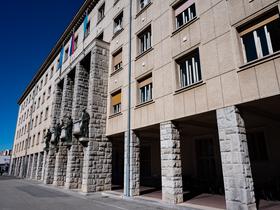 Slovenski parlament je delo istega arhitekta kot stavba novogoriške občine. Foto: MMC RTV SLO/ Miloš Ojdanić