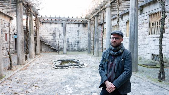 Blaž Kosovel je urednik Razpotij, avtor dokumentarne serije Goriški sprehodi in po novem tudi vodič. Če želite, da vas popelje po zgodovinski poti, se lahko nanjo prijavite na Turistično-informacijskem centru Nova Gorica. Foto: MMC RTV SLO/ Miloš Ojdanić