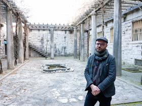 Blaž Kosovel je urednik Razpotij, avtor dokumentarne serije Goriški sprehodi in po novem tudi vodič. Če želite, da vas popelje po zgodovinski poti, se lahko nanjo prijavite na Turistično-informacijskem centru Nova Gorica. Foto: MMC RTV SLO/ Miloš Ojdanić