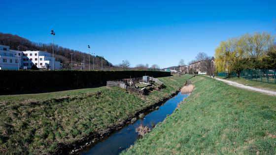 Pred začetkom gradnje mesta so morali meandrirati kanal potoka Koren ki je je za desetletja postal odvod kanalizacije, Foto: MMC RTV SLO/ Miloš Ojdanić