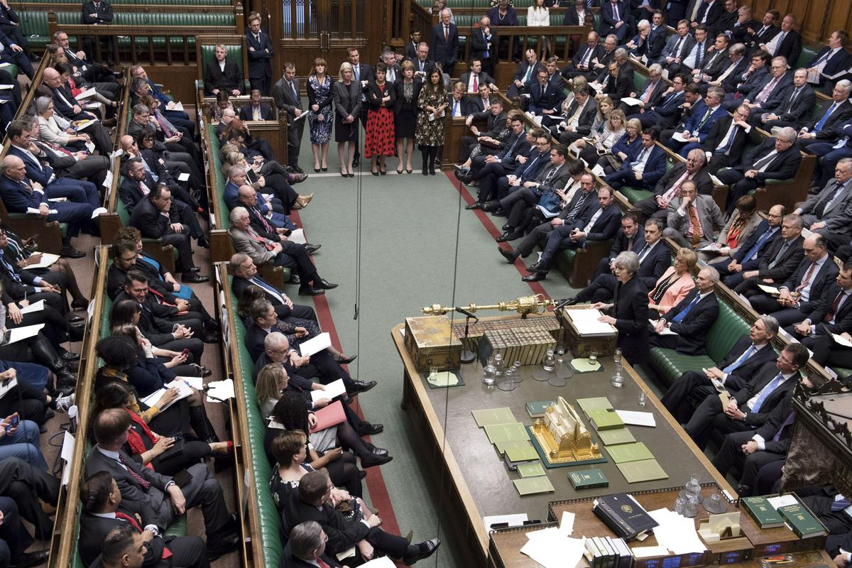 Britanska premierka Theresa May je po vrnitvi iz Bruslja v četrtek znova nagovorila poslance in jih pozvala k potrditvi ločitvenega sporazuma. Foto: EPA Britanska premierka Theresa May je po vrnitvi iz Bruslja v četrtek znova nagovorila poslance in jih pozvala k potrditvi ločitvenega sporazuma. Foto: EPA