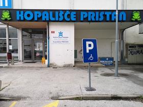 V soboto je v kopališču Pristan odpadla plošča nad otroškim bazenom