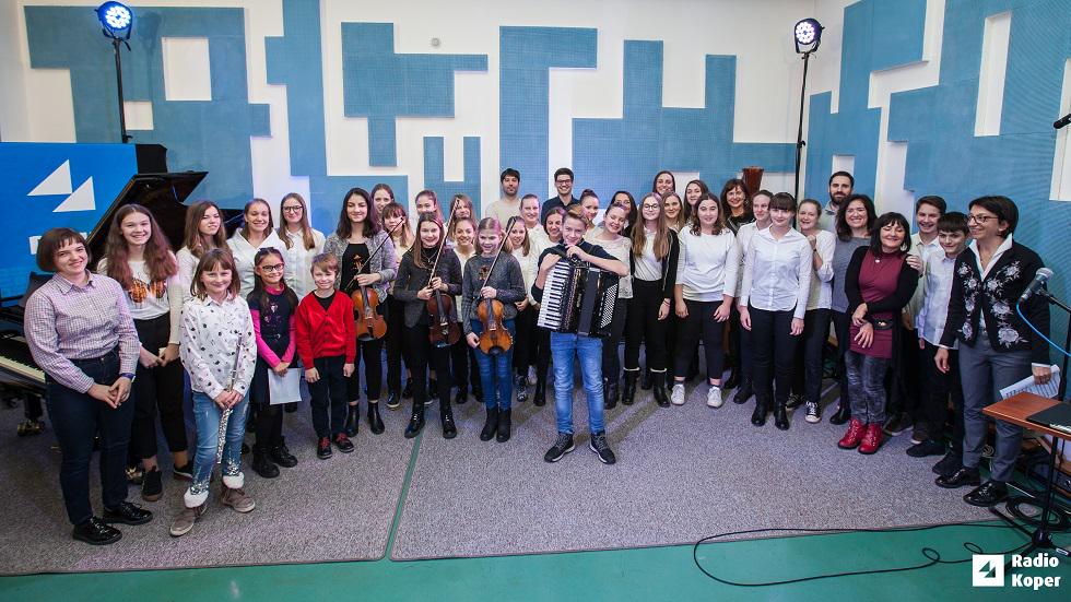 Sredi decembra 2018 so v studiu Hendrix svojo pestro dejavnost predstavljali učenci in učitelji Slovenskega centra za glasbeno vzgojo Emil Komel Gorica.