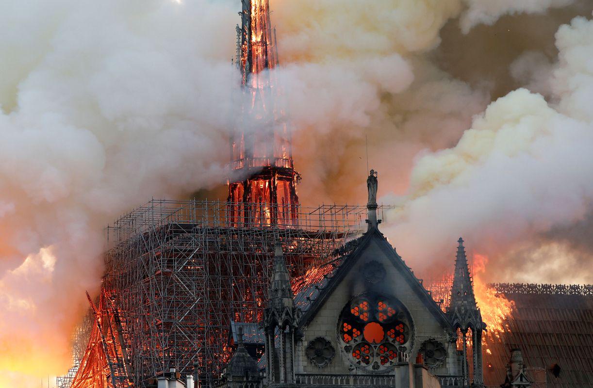 Skupaj s policijo in konservatorji so se gasilci pogumno in vešče bojevali s plameni, ki so ponoči 15. aprila opustošili katedralo Notre Dame. Foto: Reuters Skupaj s policijo in konservatorji so se gasilci pogumno in vešče bojevali s plameni, ki so ponoči 15. aprila opustošili katedralo Notre Dame. Foto: Reuters
