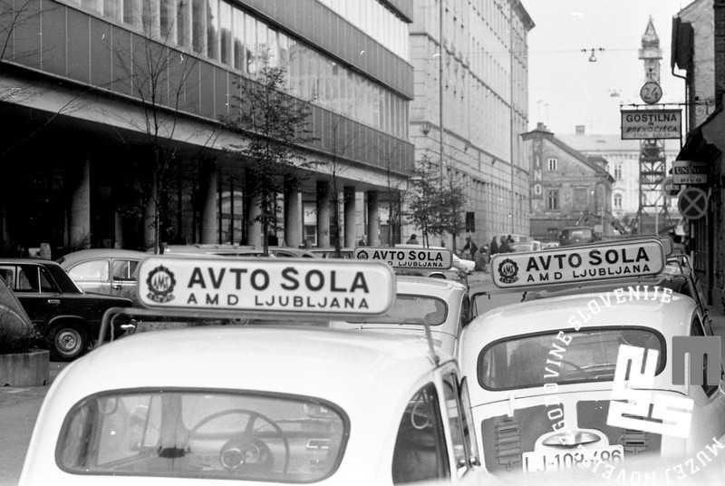 Avtomobili avtošole AMD v Ljubljani, februar 1975, foto: Marjan Ciglič, hrani: Muzej novejše zgodovine Slovenije Foto: Muzej novejše zgodovine Slovenije