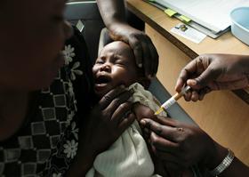 V Afriki poskusno uvajajo cepljenje proti malariji