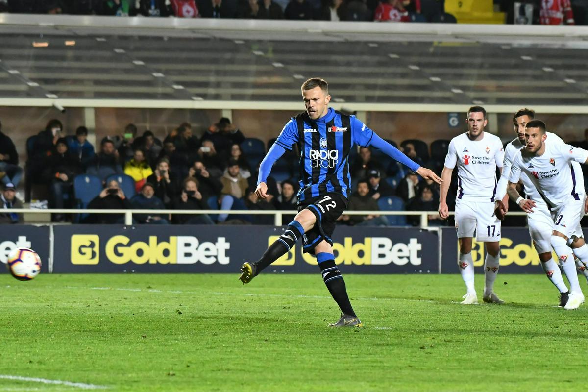 Iličić je izvajal 11-m, ker je bil prekršek storjen nad kapetanom Gomezom, sicer standardnim izvajalcem najstrožjih kazni za Atalanto. Za črno-belo št. 72 je bil to prvi gol sezone z bele točke, v Serii A je zapravil eno na soočenju pri Genoi (1:3). Foto: EPA Iličić je izvajal 11-m, ker je bil prekršek storjen nad kapetanom Gomezom, sicer standardnim izvajalcem najstrožjih kazni za Atalanto. Za črno-belo št. 72 je bil to prvi gol sezone z bele točke, v Serii A je zapravil eno na soočenju pri Genoi (1:3). Foto: EPA