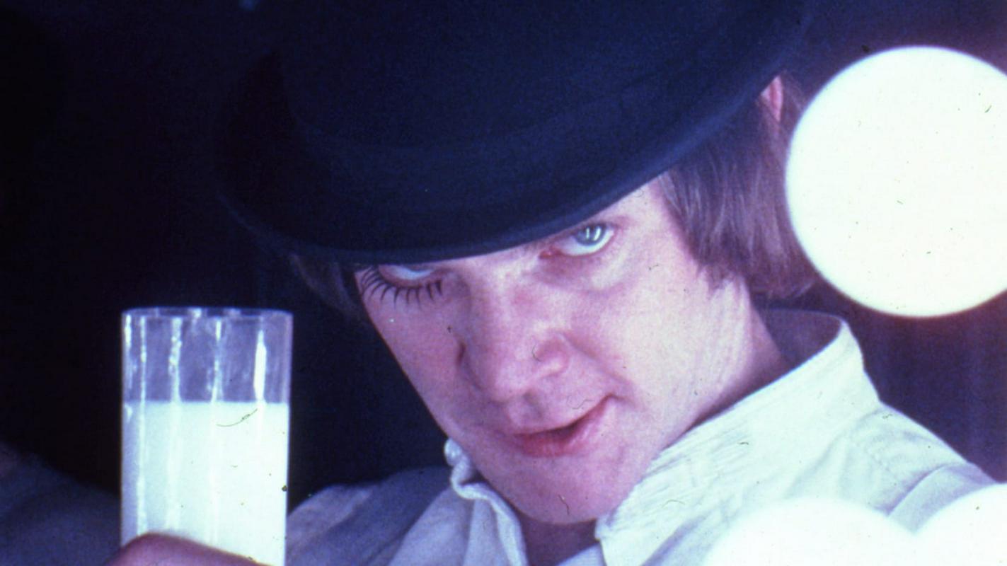Filma Peklenska pomaranča v Veliki Britaniji med letoma 1973 in 2000 niso javno predvajali. V videotekah je bila kaseta Kubrickovega filma v tem obdobju menda tako zelo iskana, da so si nekatere celo omislile izvesek: Filma Peklenska pomaranča v Veliki Britaniji med letoma 1973 in 2000 niso javno predvajali. V videotekah je bila kaseta Kubrickovega filma v tem obdobju menda tako zelo iskana, da so si nekatere celo omislile izvesek: