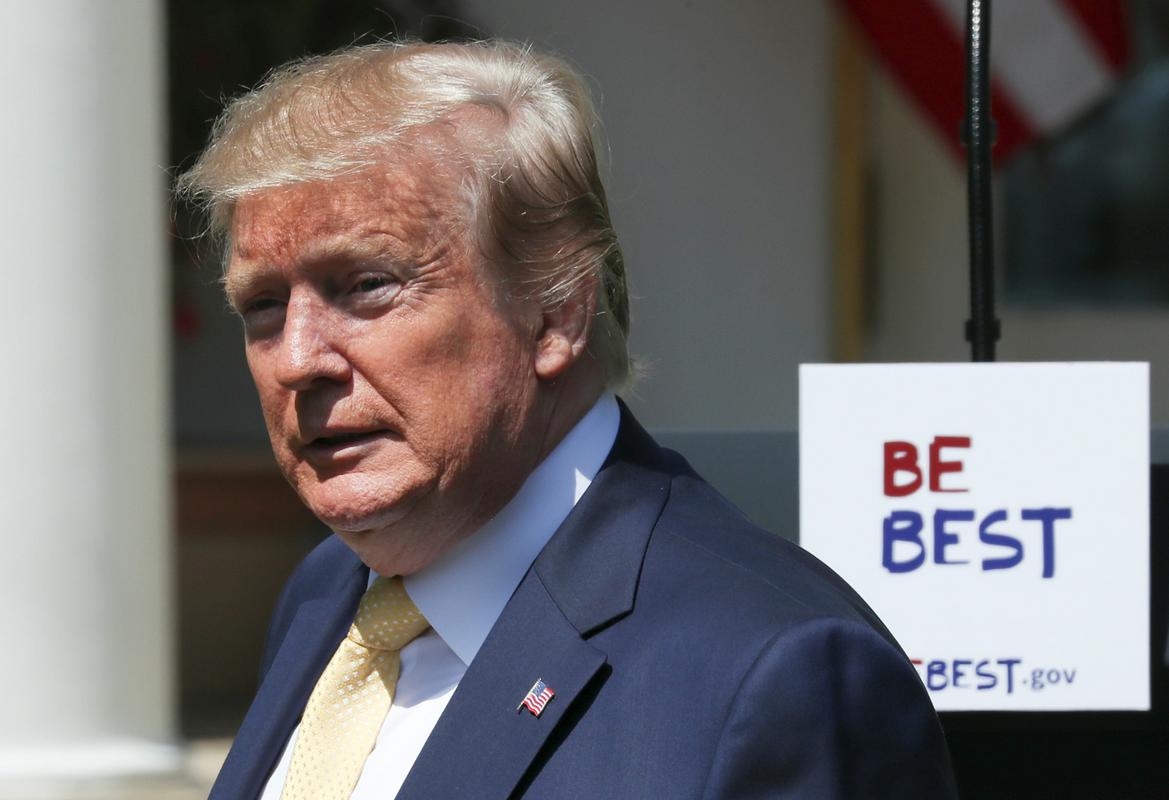 Ameriški predsednik Donald Trump se je izrekel proti plavu, kljub temu pa se mu zdi, da so nekatere zvezne države sprejele prestroge osnutke zakona, kot je prepoved splava v primeru incesta in posilstva. Foto: Reuters Ameriški predsednik Donald Trump se je izrekel proti plavu, kljub temu pa se mu zdi, da so nekatere zvezne države sprejele prestroge osnutke zakona, kot je prepoved splava v primeru incesta in posilstva. Foto: Reuters