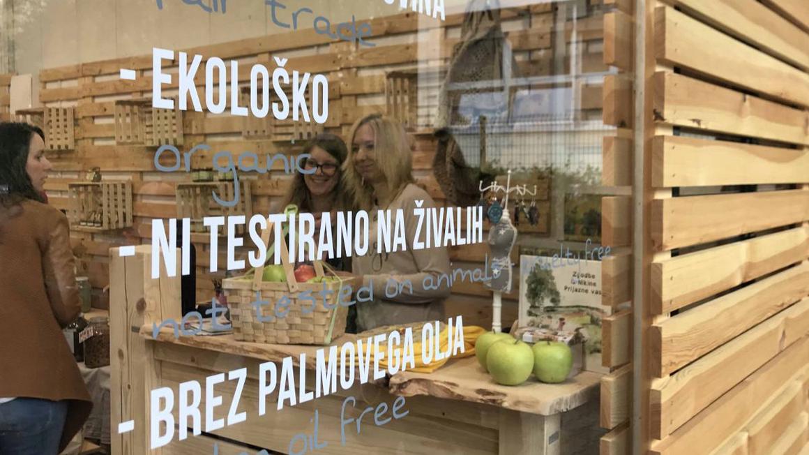 9. maja 2019 so v Mariboru odprli prvo trgovino brez embalaže, poimenovano Zelena japka. Foto: BoBo