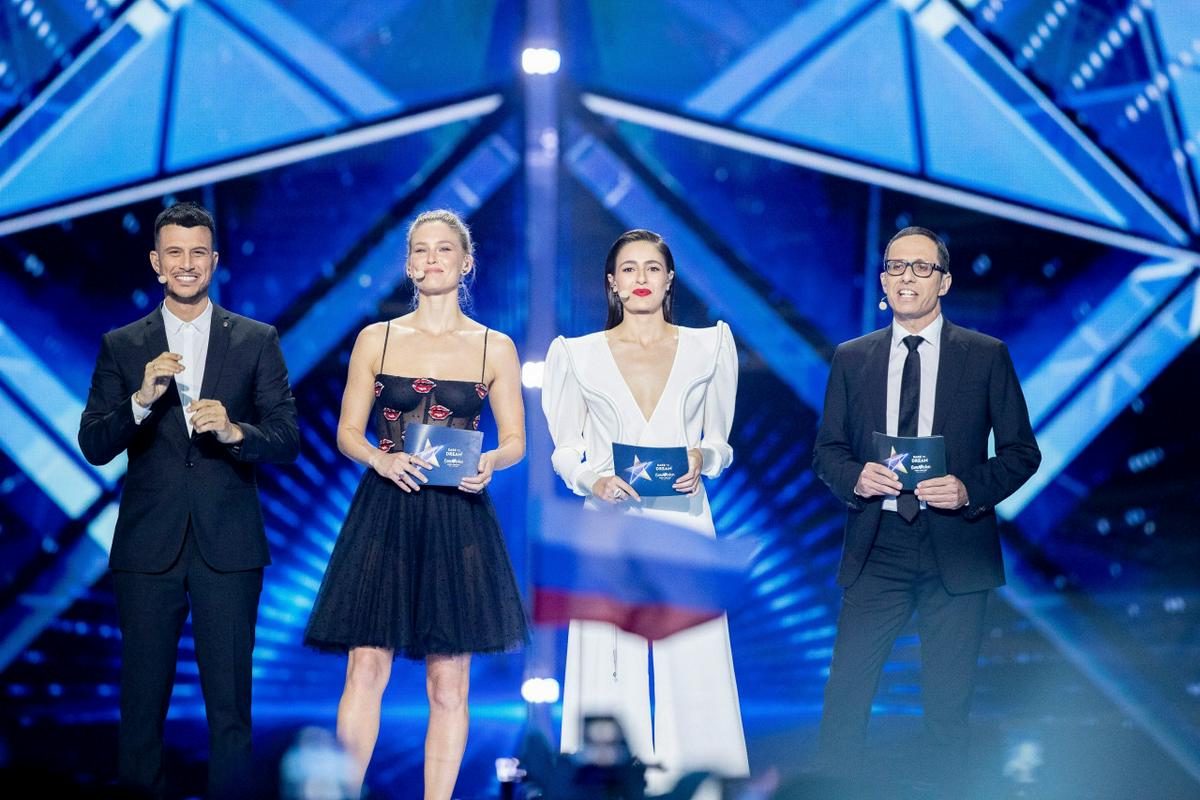 Voditelji letošnje Pesmi Evrovizije so Assi Azar, Bar Refaeli, Erez Tal in Lucy Ayoub. Foto: Eurovision.tv/Andres Putting Voditelji letošnje Pesmi Evrovizije so Assi Azar, Bar Refaeli, Erez Tal in Lucy Ayoub. Foto: Eurovision.tv/Andres Putting