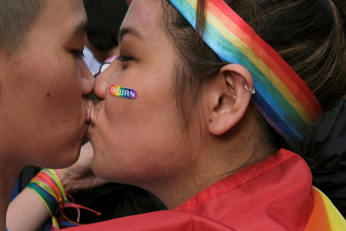 Potrditev zakona so pozdravili tudi zagovorniki pravic skupnosti LGBT. S tem, ko jim je omogočena pravica do registracije zakonske zveze, so veliko bližje enakopravnosti s heteroseksualnimi pari, so pojasnili. Foto: Reuters Potrditev zakona so pozdravili tudi zagovorniki pravic skupnosti LGBT. S tem, ko jim je omogočena pravica do registracije zakonske zveze, so veliko bližje enakopravnosti s heteroseksualnimi pari, so pojasnili. Foto: Reuters