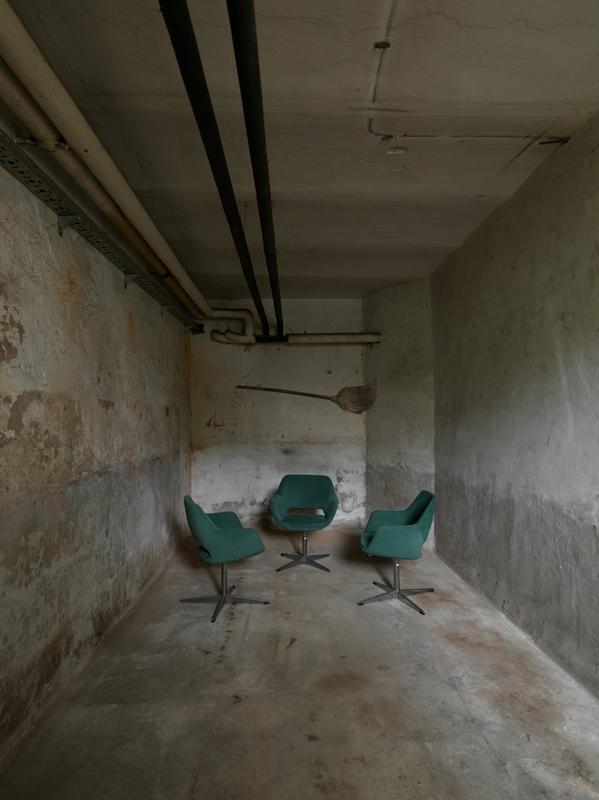 Tears don't Cry (2019), trije stoli, metla. Foto: Jaka Babnik Tears don't Cry (2019), trije stoli, metla. Foto: Jaka Babnik