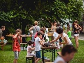 Pomemben del zgodbe Art kampa so prostovoljci