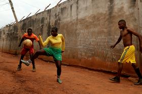 "Ne, nogomet ni le za fante!" Prva dekliška nogometna akademija v Kamerunu.