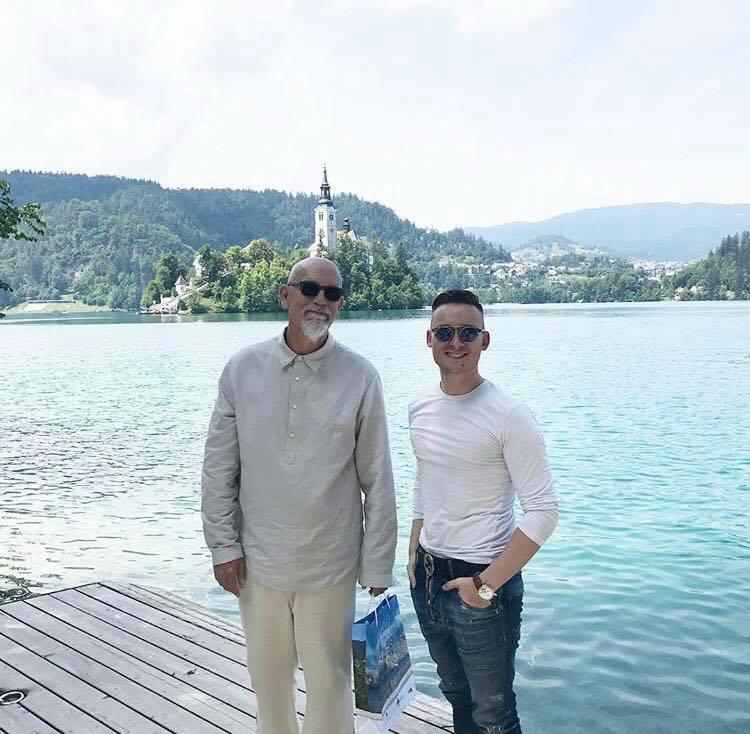 John Malkovich je doživel res hiter ogled Bleda, saj je imel za obisk tega kraja vključno z vožnjo iz Ljubljane in nazaj le dve uri. Foto: Osebni arhiv/Kristjan Podgornik John Malkovich je doživel res hiter ogled Bleda, saj je imel za obisk tega kraja vključno z vožnjo iz Ljubljane in nazaj le dve uri. Foto: Osebni arhiv/Kristjan Podgornik