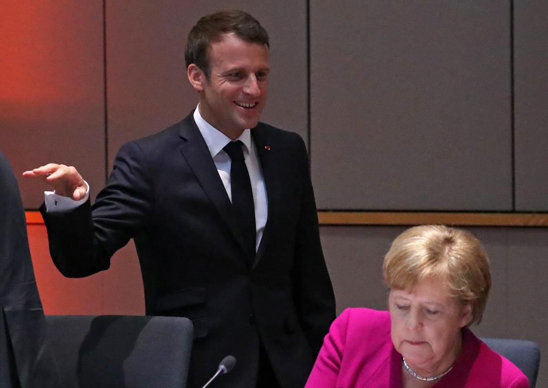 Angela Merkel je izrazila jasno podporo Manfredu Webru. Emmanuel Macron ga niti ne omenja in nasprotuje sistemu, po katerem eden izmed vodilnih kandidatov postane predsednik Evropske komisije. Foto: EPA Angela Merkel je izrazila jasno podporo Manfredu Webru. Emmanuel Macron ga niti ne omenja in nasprotuje sistemu, po katerem eden izmed vodilnih kandidatov postane predsednik Evropske komisije. Foto: EPA