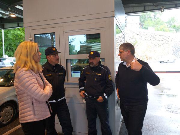 Poklukar z viniškimi policisti. Foto: MNZ Poklukar z viniškimi policisti. Foto: MNZ