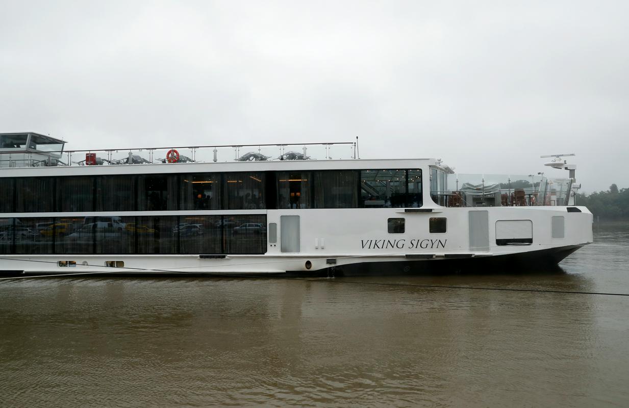V nesrečo je bila vpletena tudi večja potniška turistična ladja Viking Sigyn. Foto: Reuters V nesrečo je bila vpletena tudi večja potniška turistična ladja Viking Sigyn. Foto: Reuters
