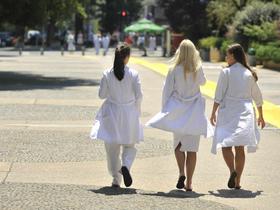 Hospital nurses quit jobs in large numbers