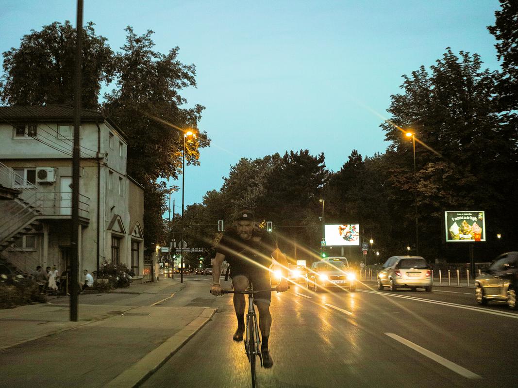 Bora lahko na ljubljanskih cestah srečate v vsakem vremenu in v vseh letnih časih. Lani je med dostavljanjem po Ljubljani nabral 18 tisoč delovnih kilometrov. Foto: Jure Šajn Bora lahko na ljubljanskih cestah srečate v vsakem vremenu in v vseh letnih časih. Lani je med dostavljanjem po Ljubljani nabral 18 tisoč delovnih kilometrov. Foto: Jure Šajn