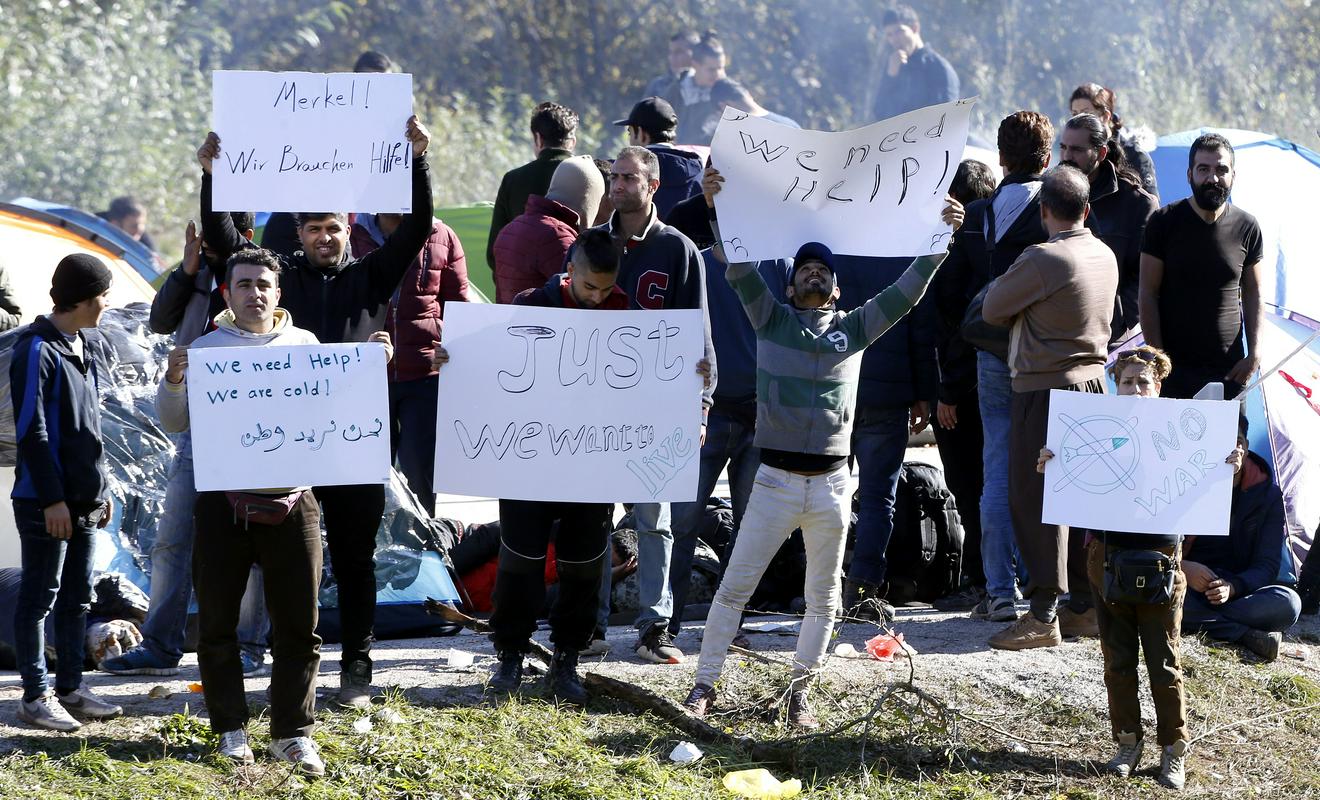 Prebežniki iz Velike Kladuše želijo na zahod (fotografija je iz oktobra 2018), a so se zunanje meje Evropske unije, tudi hrvaško-bosanska, po sprejetju več kot milijona prebežnikov leta 2015 bolj ali manj zaprle. Foto: EPA Prebežniki iz Velike Kladuše želijo na zahod (fotografija je iz oktobra 2018), a so se zunanje meje Evropske unije, tudi hrvaško-bosanska, po sprejetju več kot milijona prebežnikov leta 2015 bolj ali manj zaprle. Foto: EPA