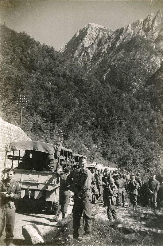 Ameriški vojaki leta 1945 na Bovškem. Foto: Osebni arhiv/Arhiv Združenja vojaških gornikov Slovenije Ameriški vojaki leta 1945 na Bovškem. Foto: Osebni arhiv/Arhiv Združenja vojaških gornikov Slovenije
