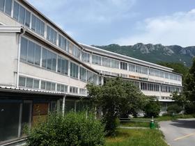 Zapuščeno stavbo nekdanje šole v Ajdovščini bodo porušili