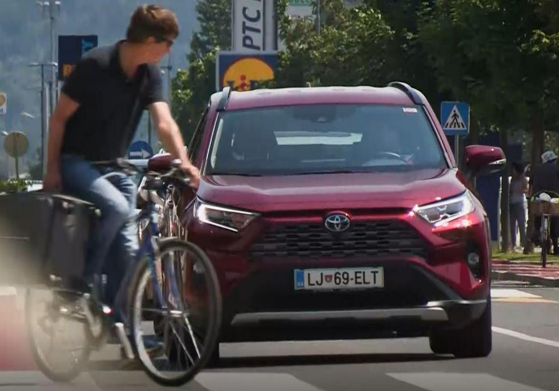 Delitev oziroma souporabo avtomobilov (car sharing) so v zahodnoevropskih mestih sprejeli kot alternativo lastnini nad osebnim vozilom, ker nimajo stroškov, kot so registracija, vzdrževanje, zavarovanje in davek. Foto: MMC RTV SLO Delitev oziroma souporabo avtomobilov (car sharing) so v zahodnoevropskih mestih sprejeli kot alternativo lastnini nad osebnim vozilom, ker nimajo stroškov, kot so registracija, vzdrževanje, zavarovanje in davek. Foto: MMC RTV SLO